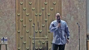 Shaun Eli performing at a synagogue.